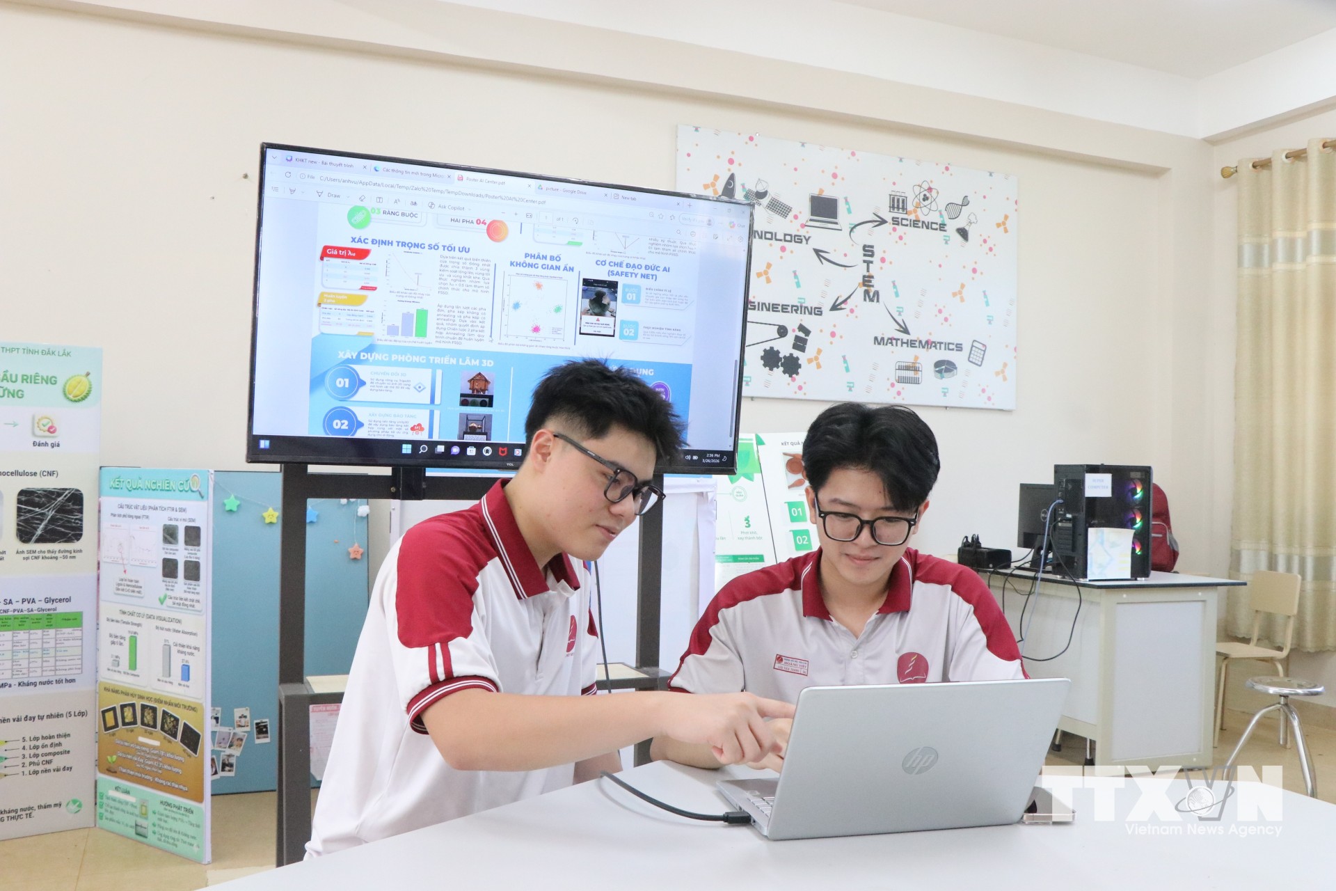 Nhóm học sinh Trường TH-THCS-THPT Hoàng Việt (phường Tân An) ứng dụng AI để nghiên cứu dự án “Xây dựng mô hình FSSD phục hồi số hóa hình ảnh di sản văn hóa và tích hợp bảo tàng ảo tương tác”. (Ảnh: Nguyên Dung/TTXVN)
